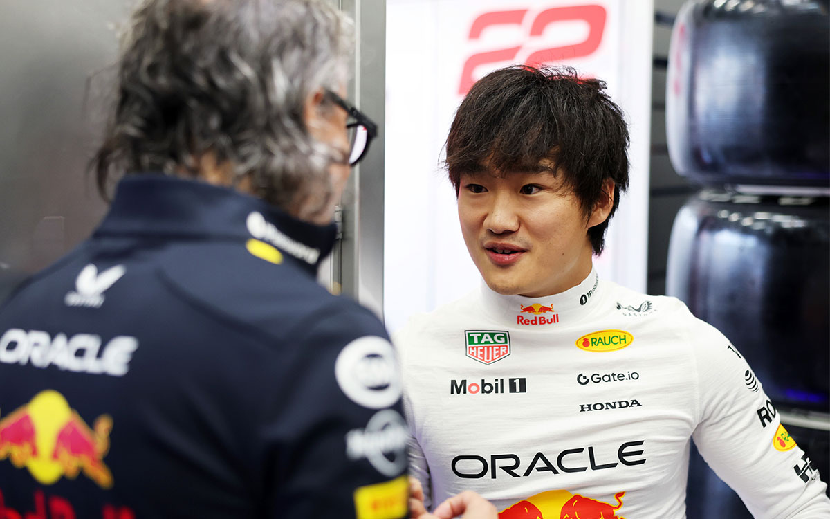 ガレージでローラン・メキーズ（チーム代表）と会話する角田裕毅（レッドブル）、2025年7月26日(土) F1ベルギーGP予選（スパ・フランコルシャン）