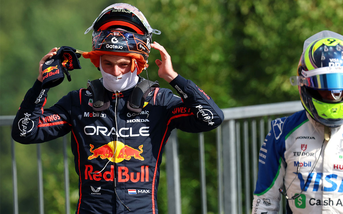 4番手に終わった予選を経てパルクフェルメに立つマックス・フェルスタッペン（レッドブル）とアイザック・ハジャー（レーシング・ブルズ）、2025年7月26日(土) F1ベルギーGP（スパ・フランコルシャン）
