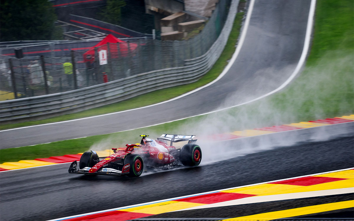 水しぶきを上げながらインターミディエイトタイヤで走行するルイス・ハミルトン（フェラーリ）、2025年7月27日F1ベルギーGP決勝レース（スパ・フランコルシャン）