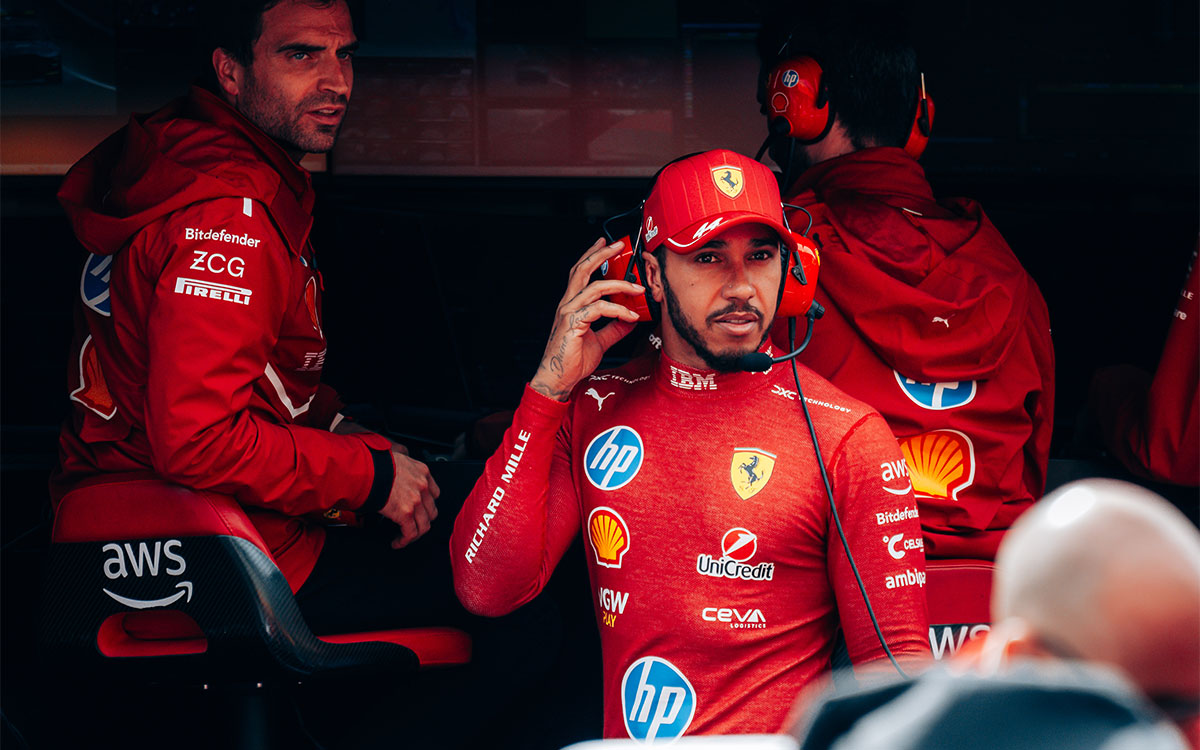 ピットウォールに立つルイス・ハミルトン（フェラーリ）、2025年7月27日F1ベルギーGP決勝レース（スパ・フランコルシャン）