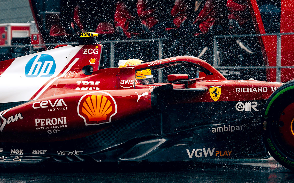 雨のピットロードを走行するルイス・ハミルトン(フェラーリ)、2025年7月27日F1ベルギーGP決勝レース(スパ・フランコルシャン)