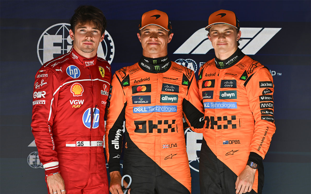 予選後の撮影に臨む3番手シャルル・ルクレール（フェラーリ）、ポールポジションのランド・ノリス（マクラーレン）、2番手オスカー・ピアストリ（マクラーレン）、2025年7月26日F1ベルギーGP（スパ・フランコルシャン）