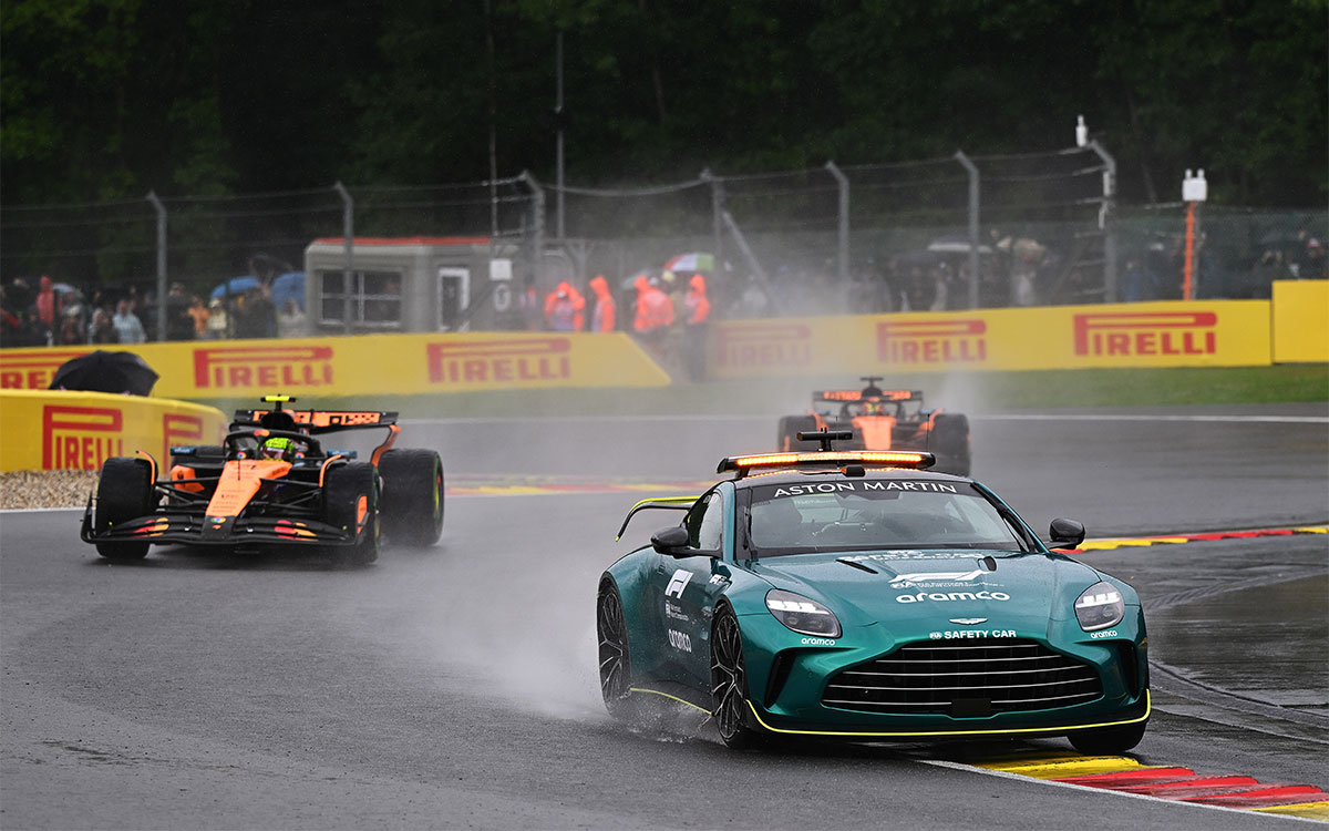 セーフティーカー（SC）の後方を走行するマクラーレンのランド・ノリスとオスカー・ピアストリ、2025年7月27日F1ベルギーGP決勝レース（スパ・フランコルシャン）