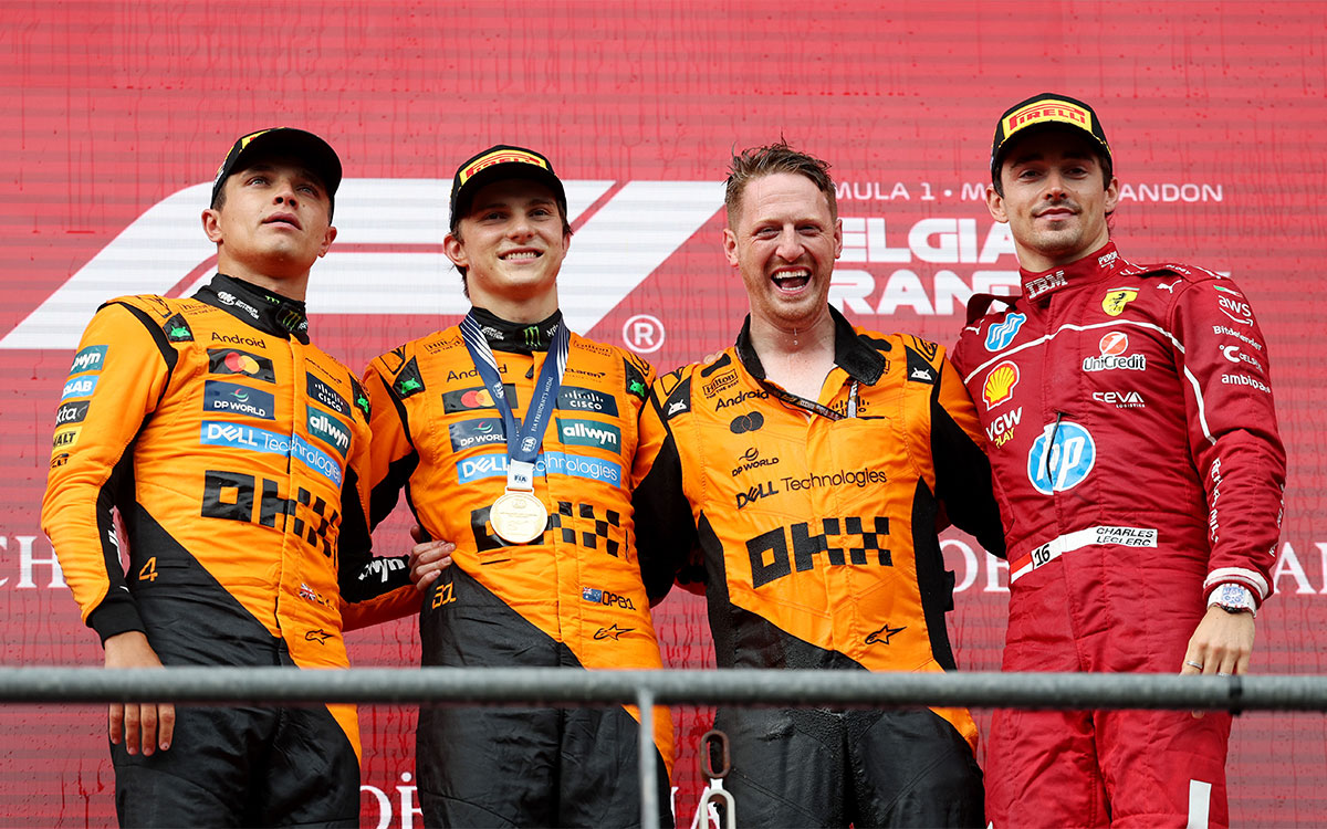 表彰台に立つ2位ランド・ノリス（マクラーレン）、優勝したオスカー・ピアストリ（マクラーレン）、3位シャルル・ルクレール（フェラーリ）、2025年7月27日F1ベルギーGP決勝レース（スパ・フランコルシャン）