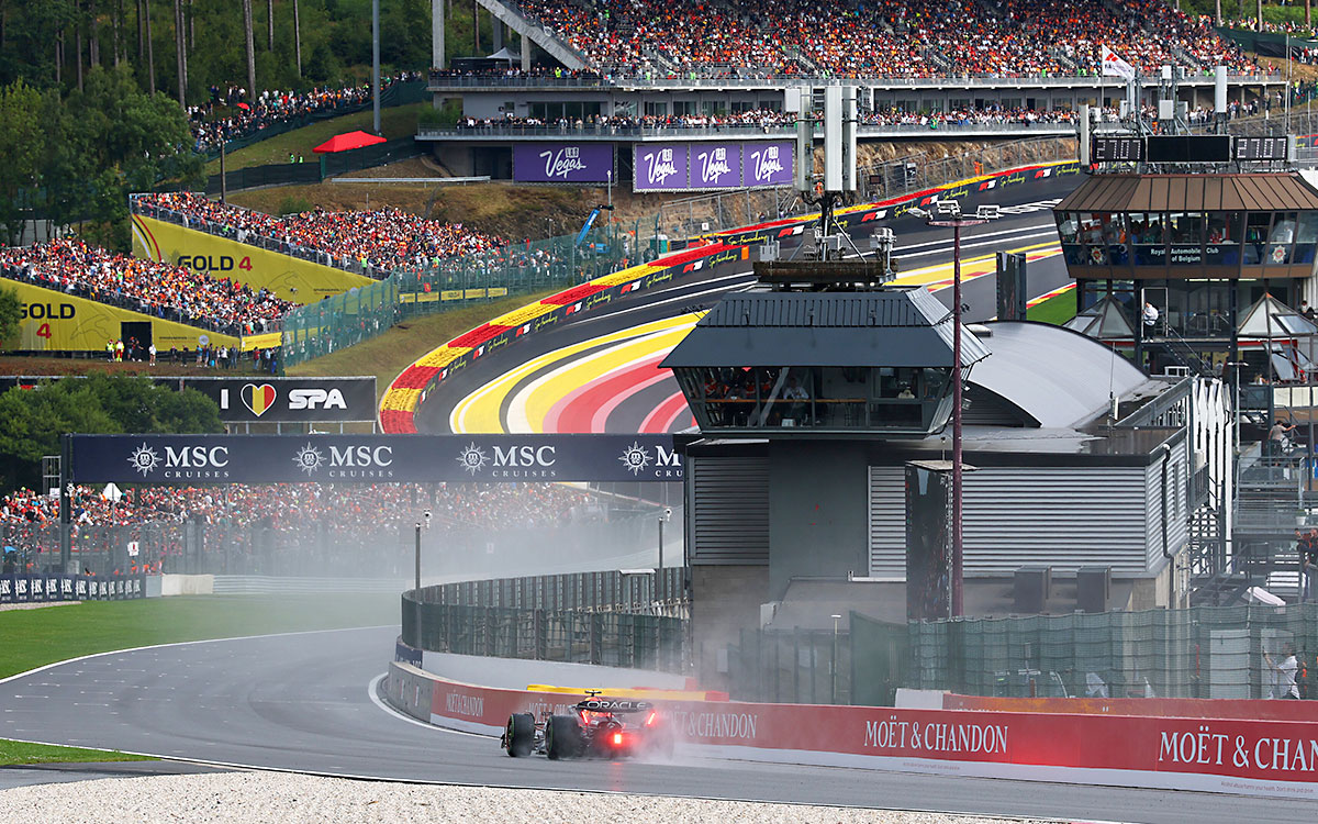 2025年F1第13戦ベルギーGPの決勝で、ウエット路面のスパ・フランコルシャンを走行する角田裕毅(レッドブル)、2025年7月27日jpg