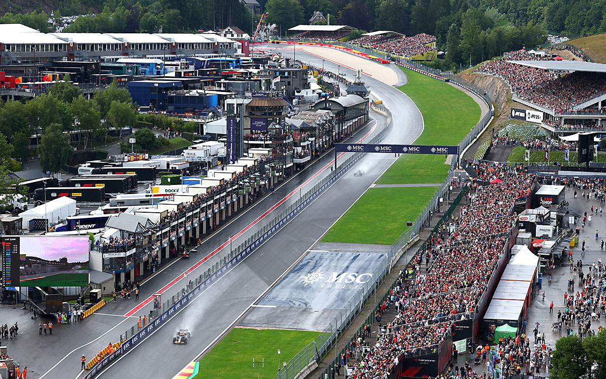 2025年F1第13戦ベルギーGPの決勝で、ウエット路面のスパ・フランコルシャンを走行するマックス・フェルスタッペン（レッドブル）、2025年7月27日