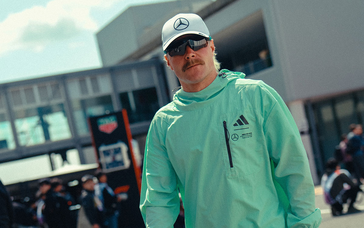 鈴鹿サーキットのパドックを歩くバルテリ・ボッタス(メルセデスF1リザーブ・ドライバー)、2025年F1日本GP
