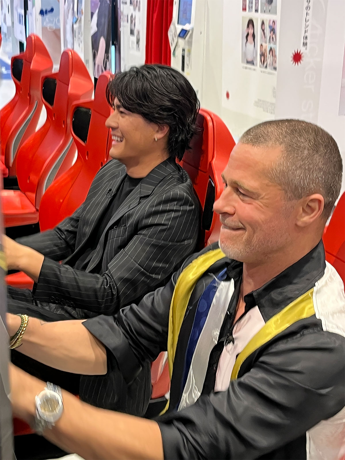 映画『F1／エフワン』の来日舞台挨拶時にSixTONESの森本慎太郎とゲームセンターで遊ぶ主演のブラッド・ピット、2025年6月 (3)