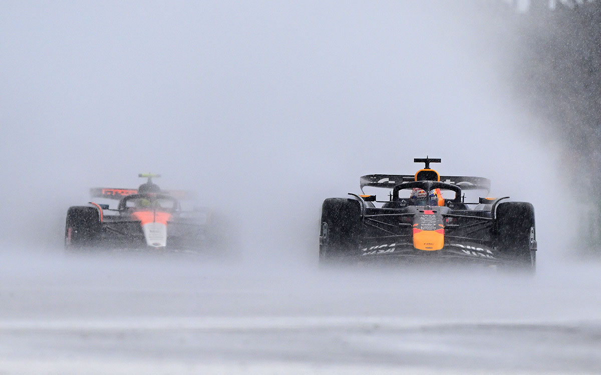 豪雨のシルバーストン・サーキットでランド・ノリス（マクラーレン）をリードするマックス・フェルスタッペン（レッドブル）、2025年7月6日(日) F1イギリスGP決勝