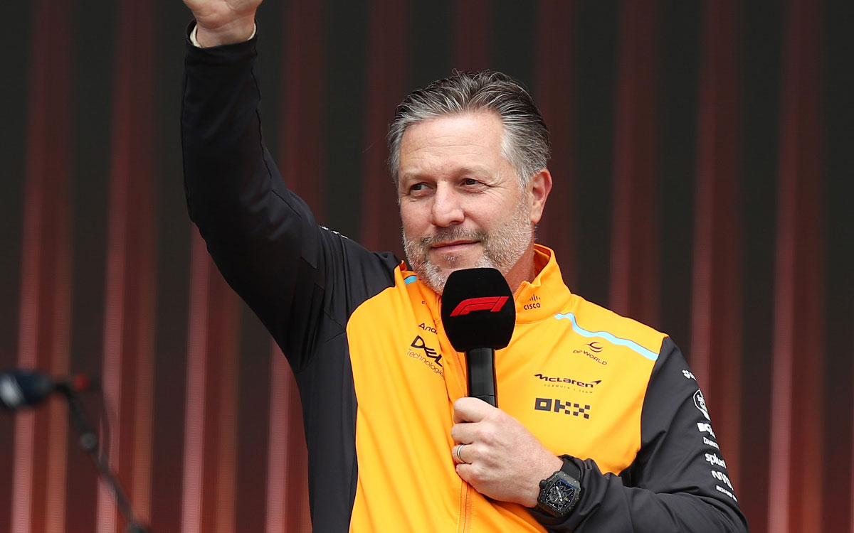 ファンステージに立つマクラーレンCEOザク・ブラウン、2024年F1イギリスGP