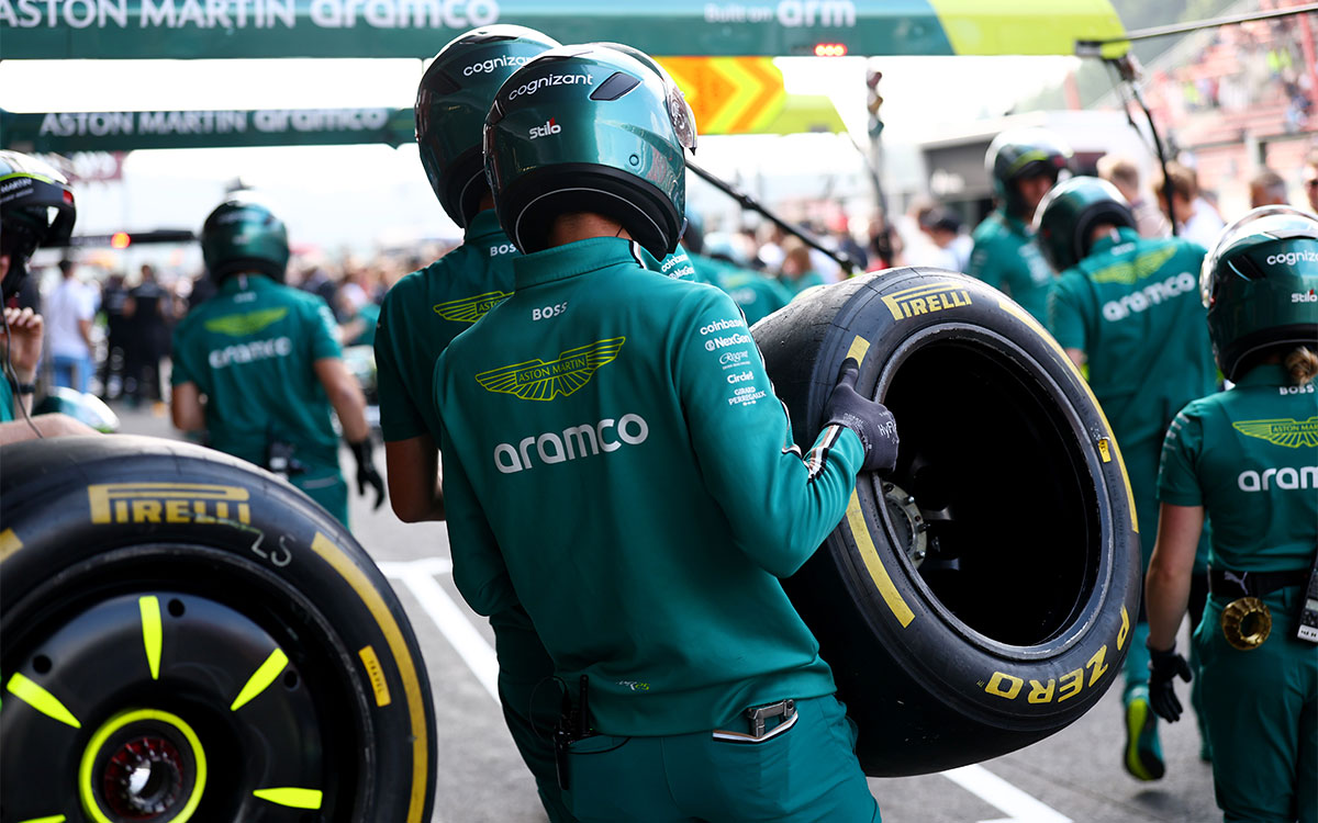 ミディアムタイヤを以てピットボックスに向かうアストンマーチンのピットクルー、2025年F1ベルギーGP