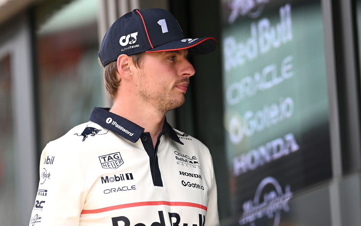 レッドブル・レーシングのホスピタリティに向かうマックス・フェルスタッペン、2025年7月3日(木) F1イギリスGPメディアデー(シルバーストン・サーキット)