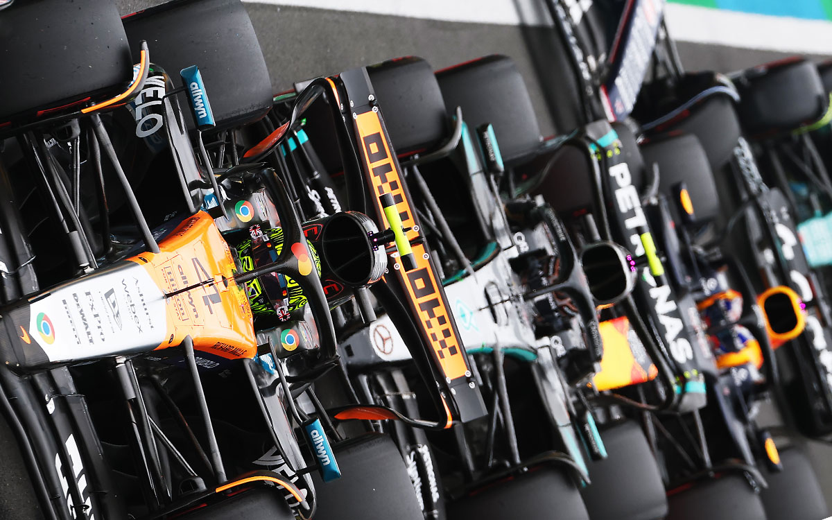 シルバーストン・サーキットのピットレーンで行列を作るF1マシン、2025年F1イギリスGP