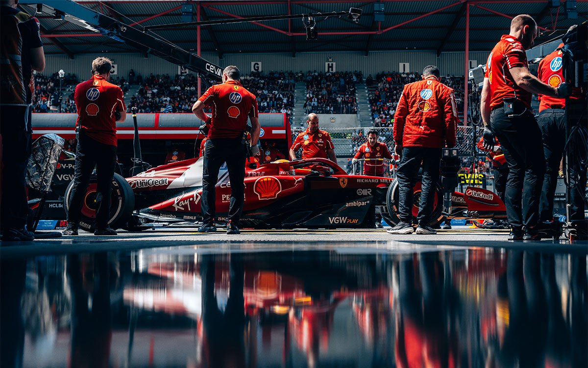 スパ・フランコルシャンのガレージ前に停車するルイス・ハミルトン（フェラーリ）、2025年7月25日F1ベルギーGP FP1