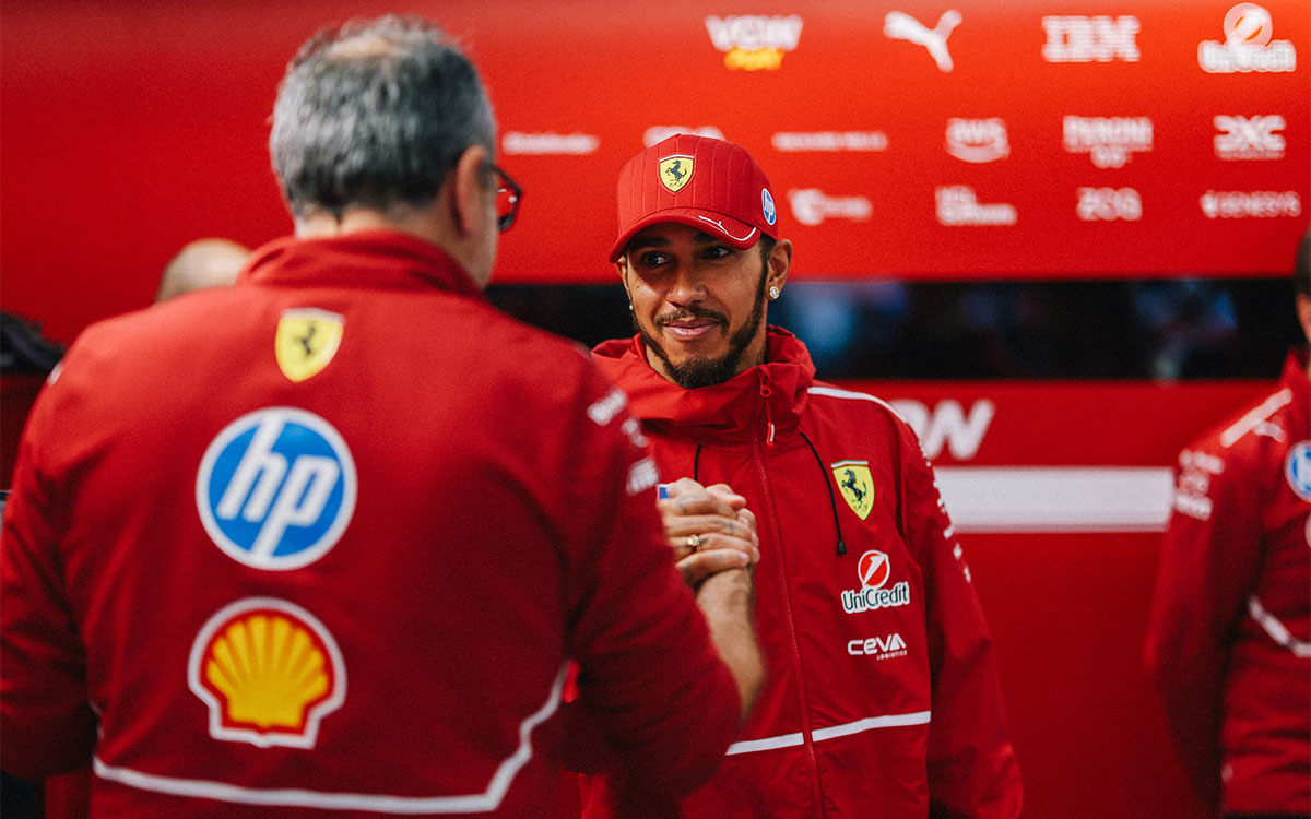 ガレージ内でチームメンバーと握手を交わすルイス・ハミルトン（フェラーリ）、2025年7月24日F1ベルギーGPメディアデー