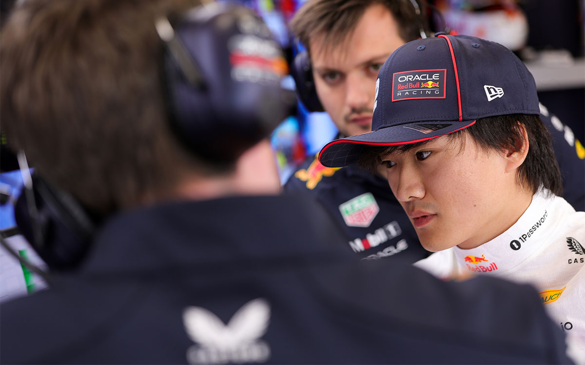 ガレージでエンジニアと話をする角田裕毅（レッドブル）、2025年7月4日(金) F1イギリスGP（シルバーストン・サーキット）