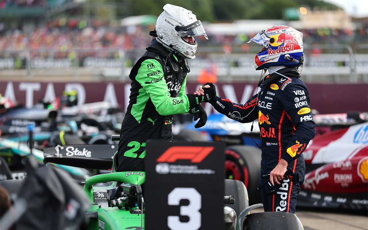 レース後のパルクフェルメでキャリア初の3位表彰台を獲得した友人ニコ・ヒュルケンベルグ（ザウバー）を祝福するマックス・フェルスタッペン（レッドブル）、2025年7月6日F1イギリスGP決勝レース