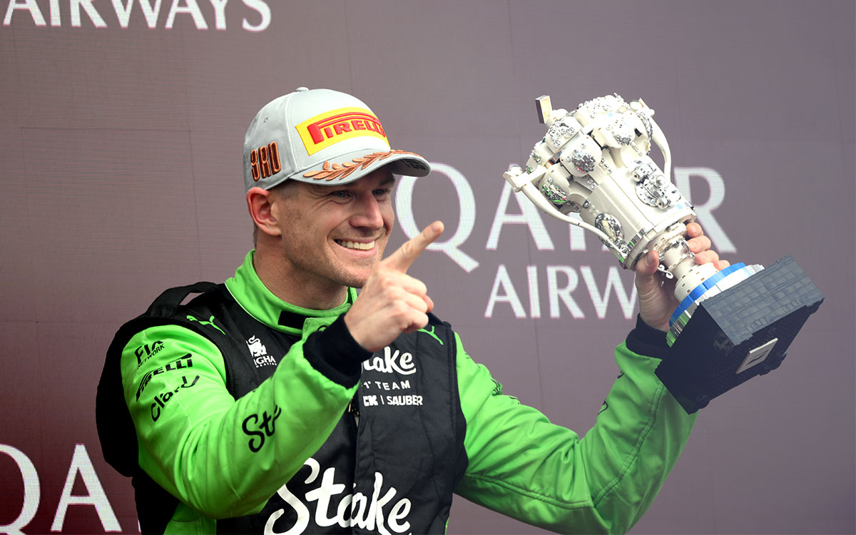 キャリア初の表彰台で3位トロフィーを手にするニコ・ヒュルケンベルグ(ザウバー)、2025年7月6日F1イギリスGP シルバーストン・サーキット (4)