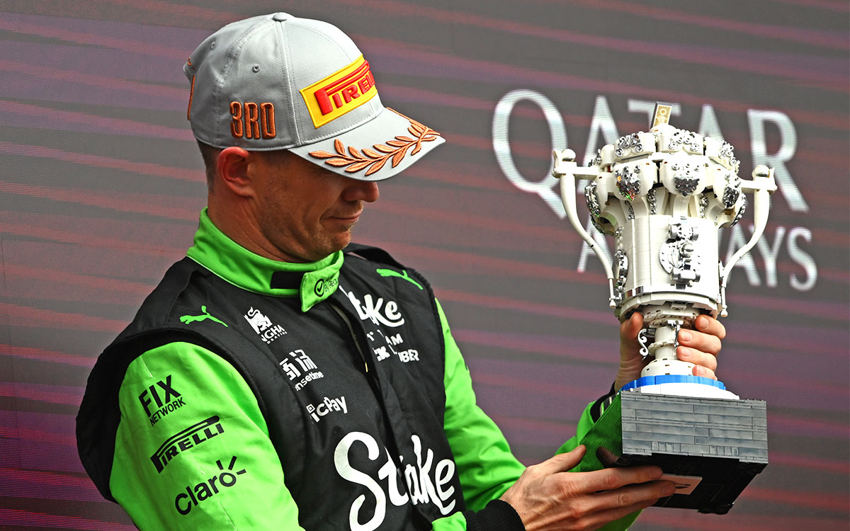 キャリア初の表彰台で3位トロフィーを手にするニコ・ヒュルケンベルグ(ザウバー)、2025年7月6日F1イギリスGP シルバーストン・サーキット (6)