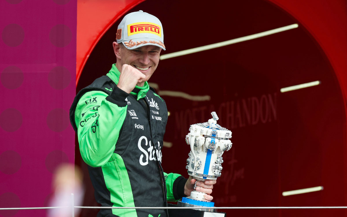 キャリア初の表彰台で3位トロフィーを手にするニコ・ヒュルケンベルグ(ザウバー)、2025年7月6日F1イギリスGP シルバーストン・サーキット (1)