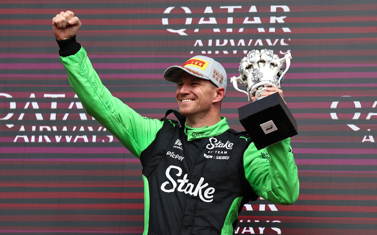 キャリア初の表彰台で3位トロフィーを手にするニコ・ヒュルケンベルグ(ザウバー)、2025年7月6日F1イギリスGP シルバーストン・サーキット (2)