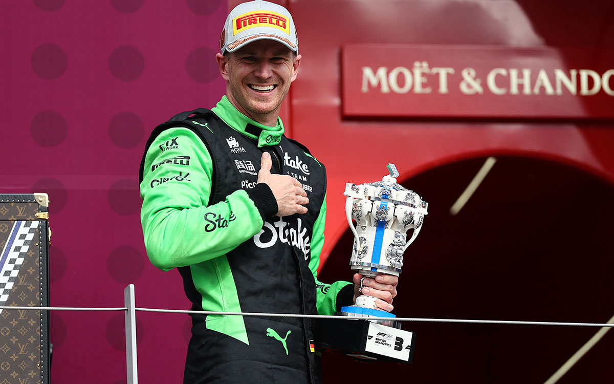 キャリア初の表彰台で3位トロフィーを手にするニコ・ヒュルケンベルグ(ザウバー)、2025年7月6日F1イギリスGP シルバーストン・サーキット (3)
