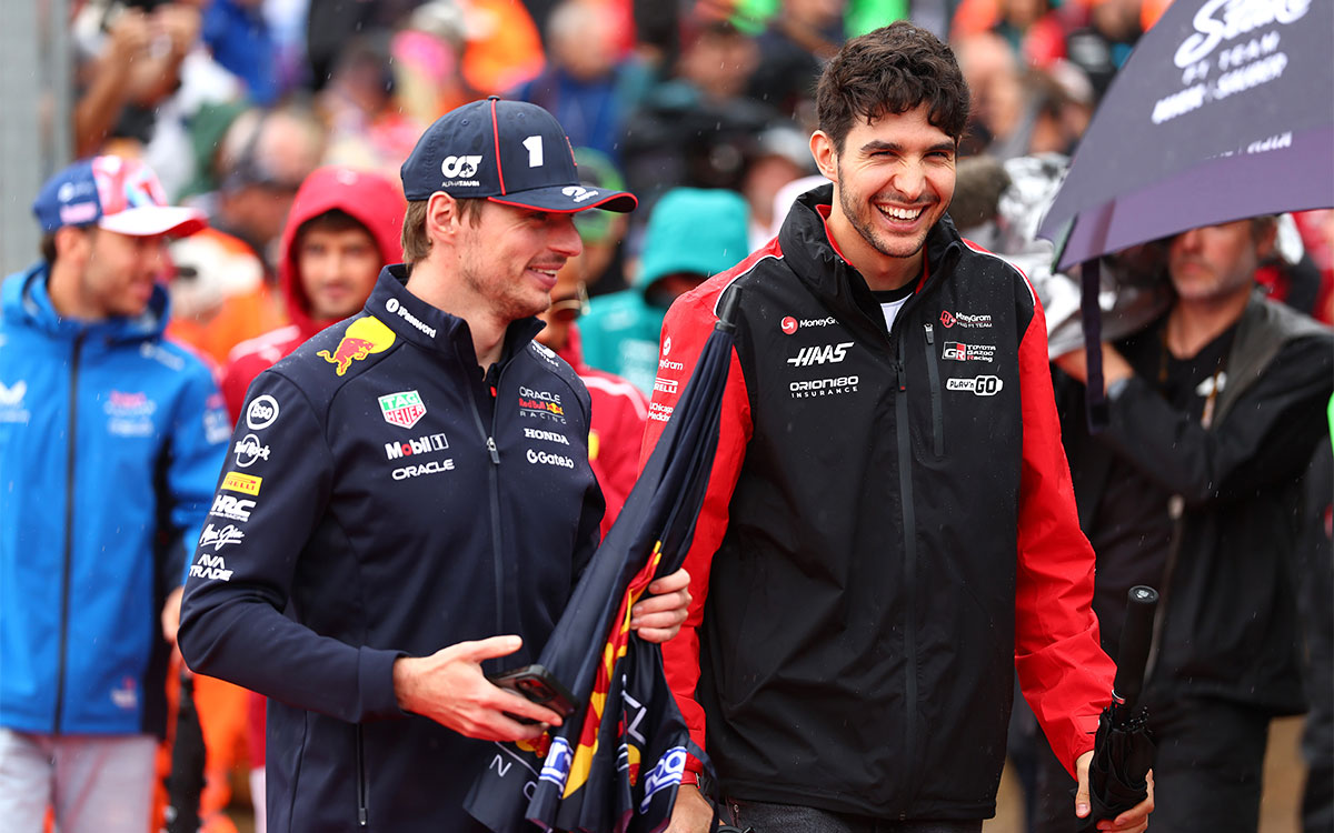 決勝前のドライバーズパレードでマックス・フェルスタッペン（レッドブル）と談笑するエステバン・オコン（ハース）、2025年7月6日(日) F1イギリスGP決勝（シルバーストン・サーキット）
