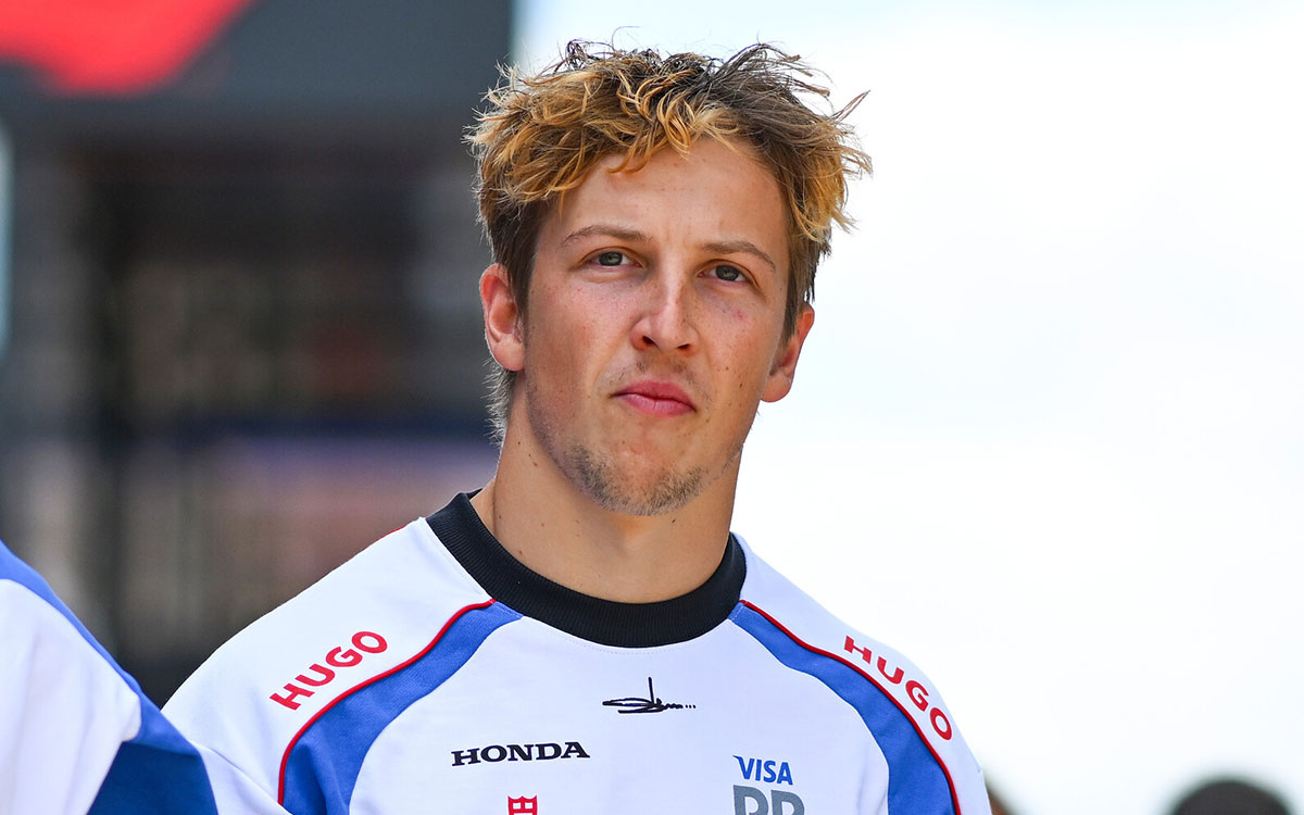 シルバーストン・サーキットのパドックを歩くリアム・ローソン(レーシング・ブルズ)、2025年7月3日(木) F1イギリスGPメディアデー
