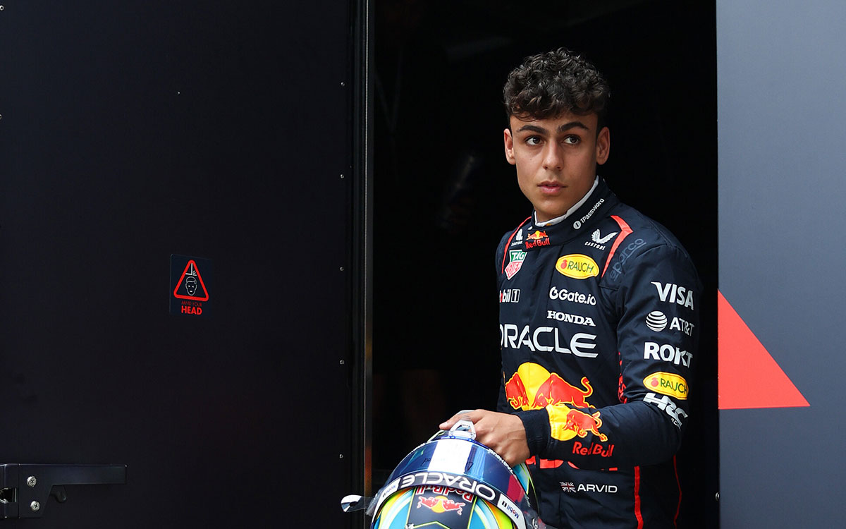 シート合わせためにモーターホームを出るアーヴィッド・リンブラッド(レッドブル)、2025年7月3日(木) F1イギリスGPメディアデー(シルバーストン・サーキット)