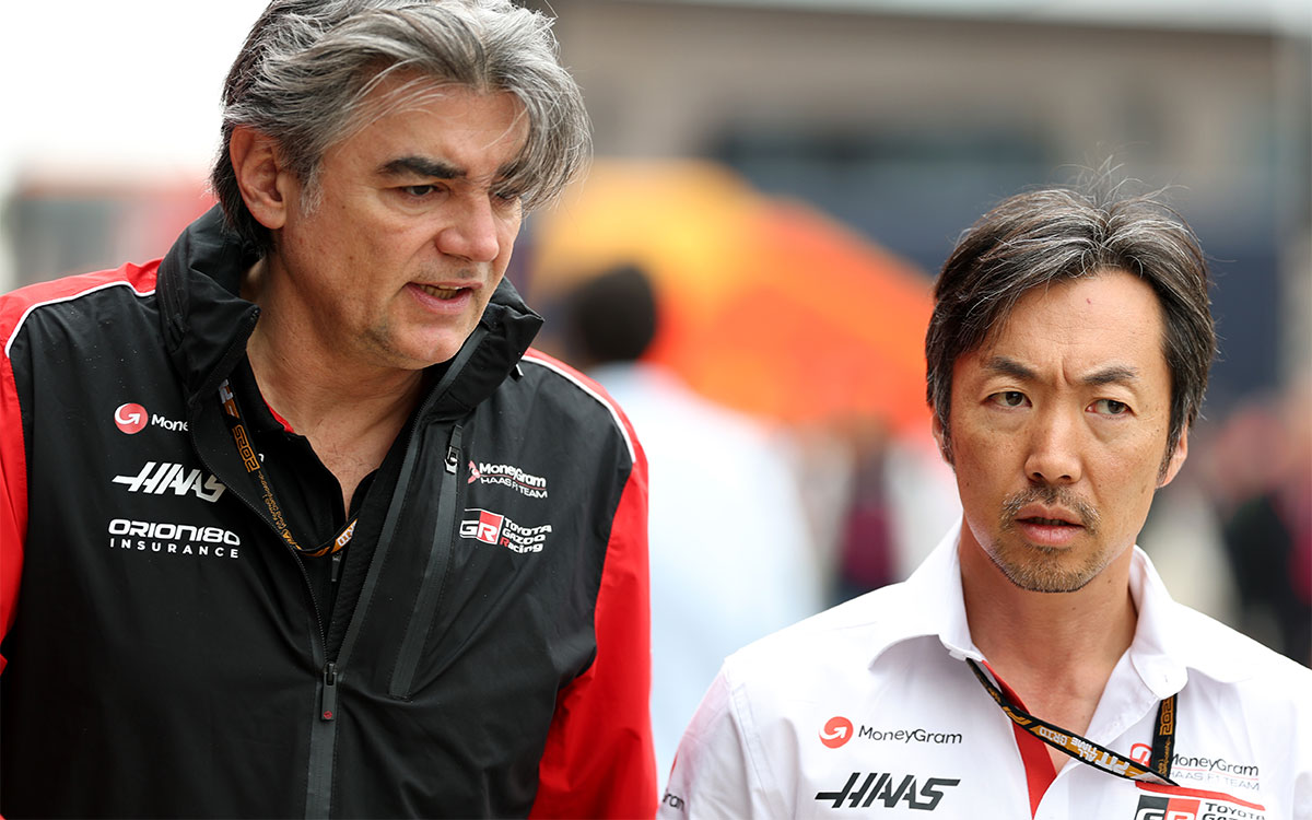 フランチェスコ・ネンチ（チーフレースエンジニア）と小松礼雄（ハース代表）、2025年7月5日(土) F1イギリスGP（シルバーストン・サーキット）