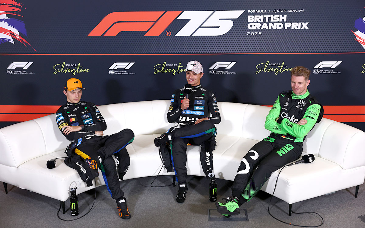 決勝後のドライバープレスカンファレンスに出席するランド・ノリス(マクラーレン)、オスカー・ピアストリ(マクラーレン)、ニコ・ヒュルケンベルグ(キック・ザウバー)、2025年7月6日(日) F1イギリスGP決勝(シルバーストン・サーキット)