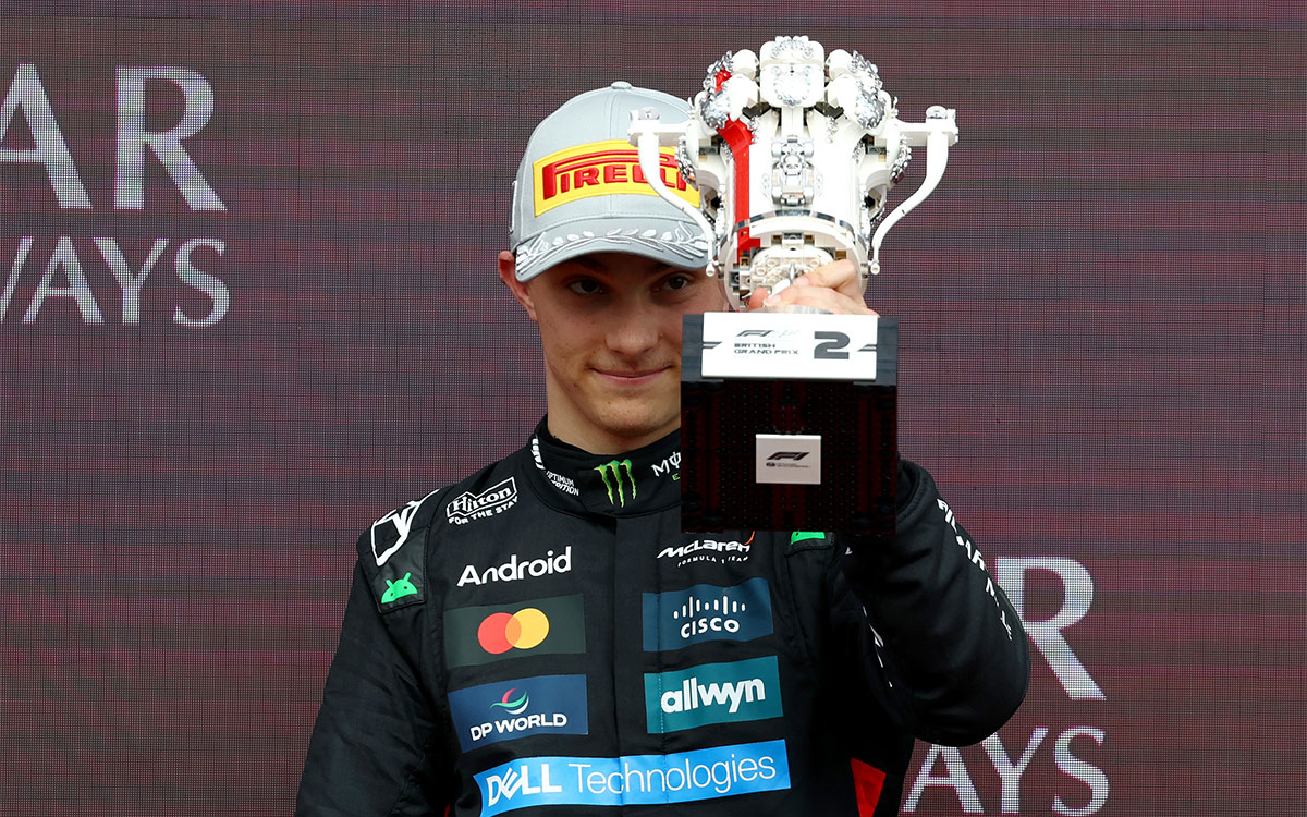 表彰台の上で2位トロフィーを掲げるオスカー・ピアストリ(マクラーレン)、2025年7月6日(日) F1イギリスGP決勝(シルバーストン・サーキット)
