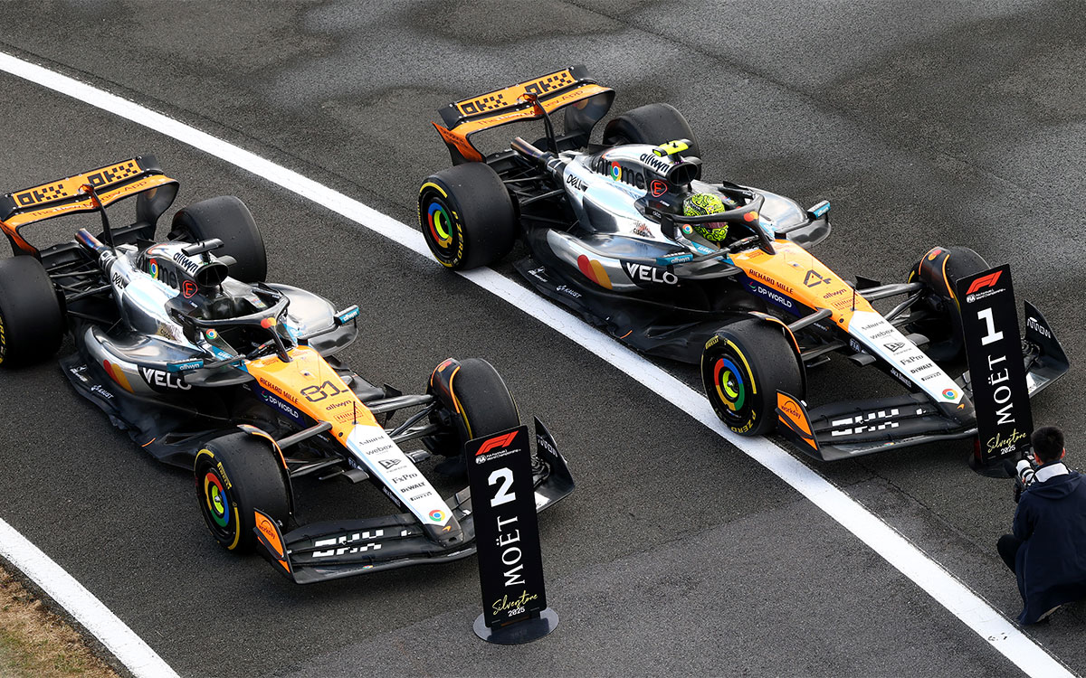 パルクフェルメに停められた2位オスカー・ピアストリと優勝したランド・ノリスのマクラーレンMCL39、2025年7月6日(日) F1イギリスGP決勝(シルバーストン・サーキット)