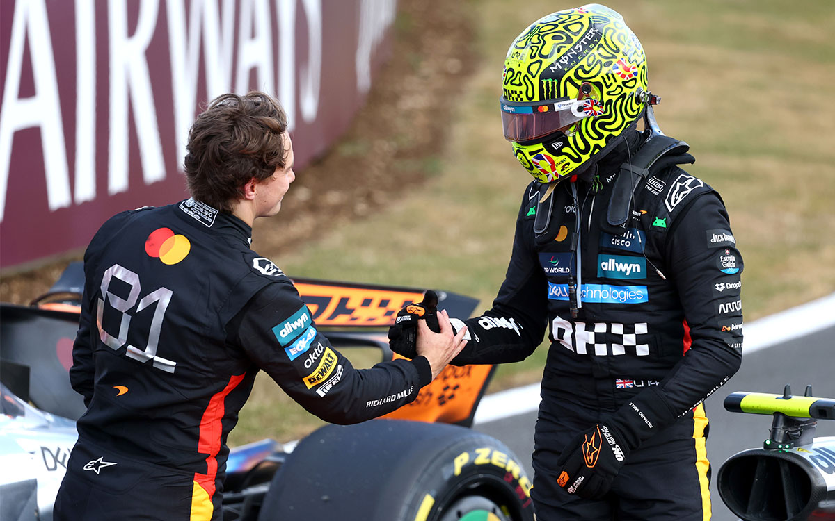 チームメイトであるランド・ノリスの勝利を祝福するオスカー・ピアストリ(マクラーレン)、2025年7月6日(日) F1イギリスGP決勝(シルバーストン・サーキット)