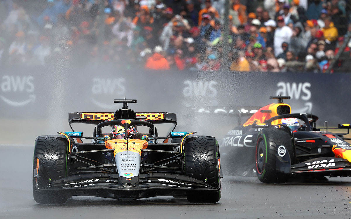 雨のシルバーストン・サーキットでマックス・フェルスタッペン(レッドブル)と首位を争うオスカー・ピアストリ(マクラーレン)、2025年7月6日F1イギリスGP決勝レース