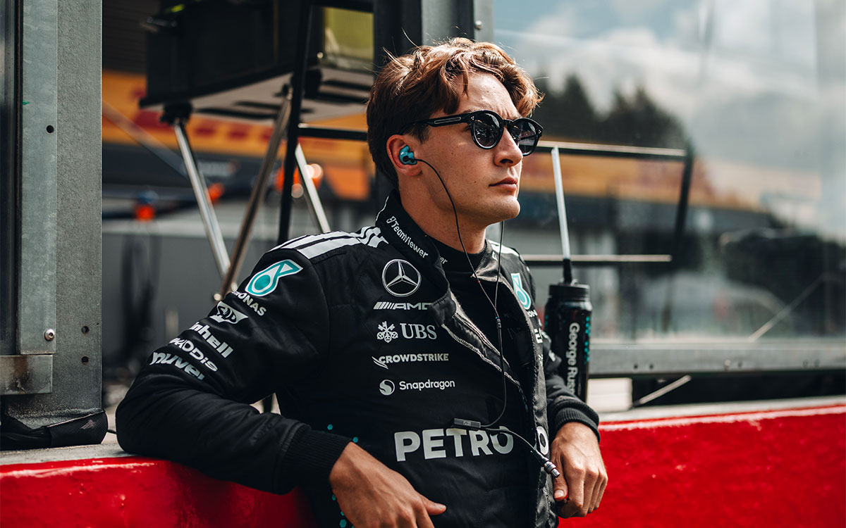 スプリントレースを前にグリッド上で集中力を高めるジョージ・ラッセル（メルセデス）、2025年7月26日F1ベルギーGP（スパ・フランコルシャン）