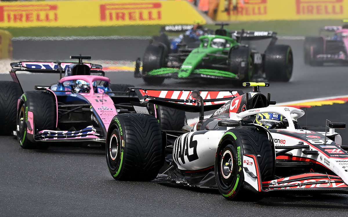 ピエール・ガスリー(アルピーヌ)をリードするオリバー・ベアマン(ハース)、2025年7月27日(日) F1ベルギーGP決勝レース(スパ・フランコルシャン)