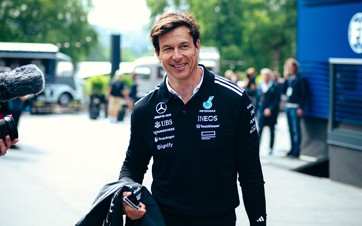 パドックを歩くメルセデスのトト・ウォルフ代表、2025年7月25日 F1ベルギーGP初日（スパ・フランコルシャン）