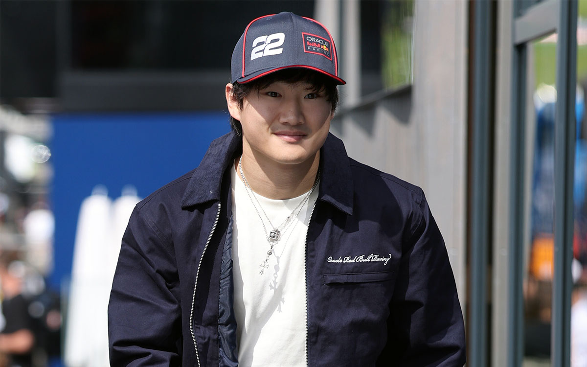 最終プラクティスに先立ちパドックを歩く角田裕毅（レッドブル）、2025年6月28日(土) F1オーストリアGP（レッドブル・リンク）