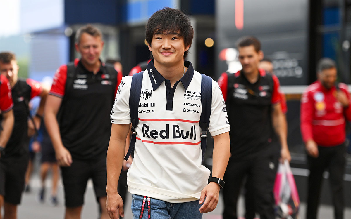 スプリントに向けてパドック入りする角田裕毅(レッドブル)、2025年7月26日(土) F1ベルギーGP(スパ・フランコルシャン)