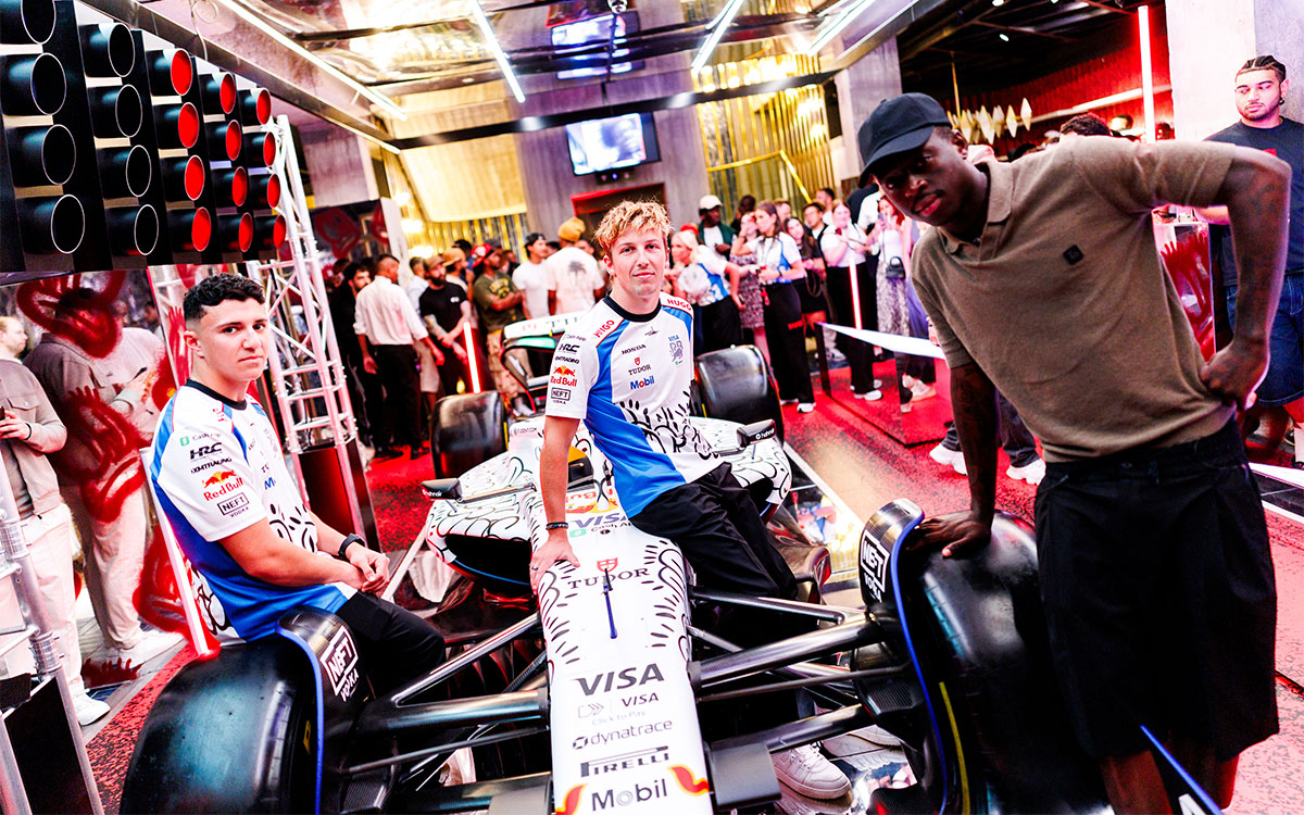 F1イギリスGPに向けたスペシャルリバリーの発表イベントでポーズを取るリアム・ローソンとアイザック・ハジャー（レーシング・ブルズ）、2025年7月1日(火) ロンドン