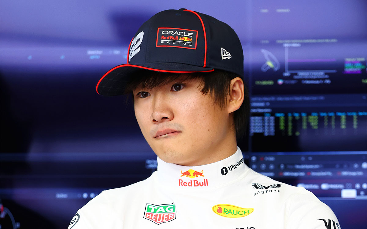 スプリント前にガレージで様子をうかがう角田裕毅(レッドブル)、2025年7月26日(土) F1ベルギーGP(スパ・フランコルシャン)