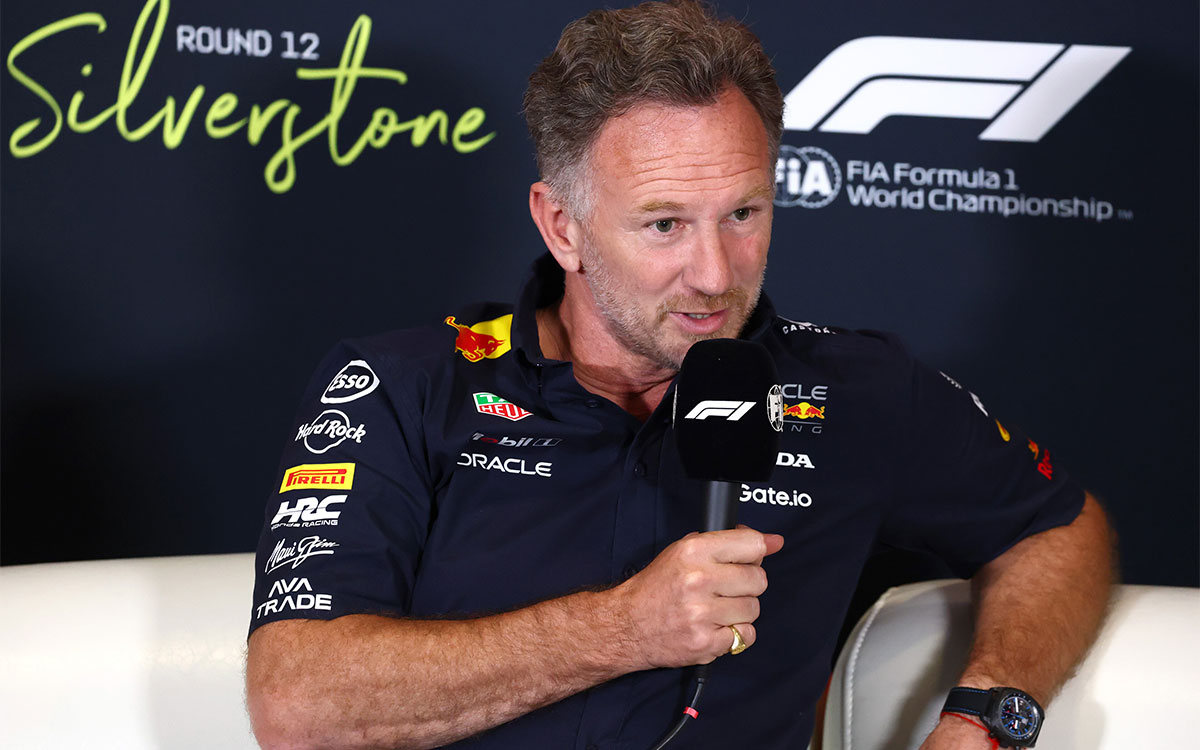 チーム代表者会見でマイクを握るクリスチャン・ホーナー（レッドブル代表）、2025年7月4日(金) F1イギリスGP（シルバーストン・サーキット）
