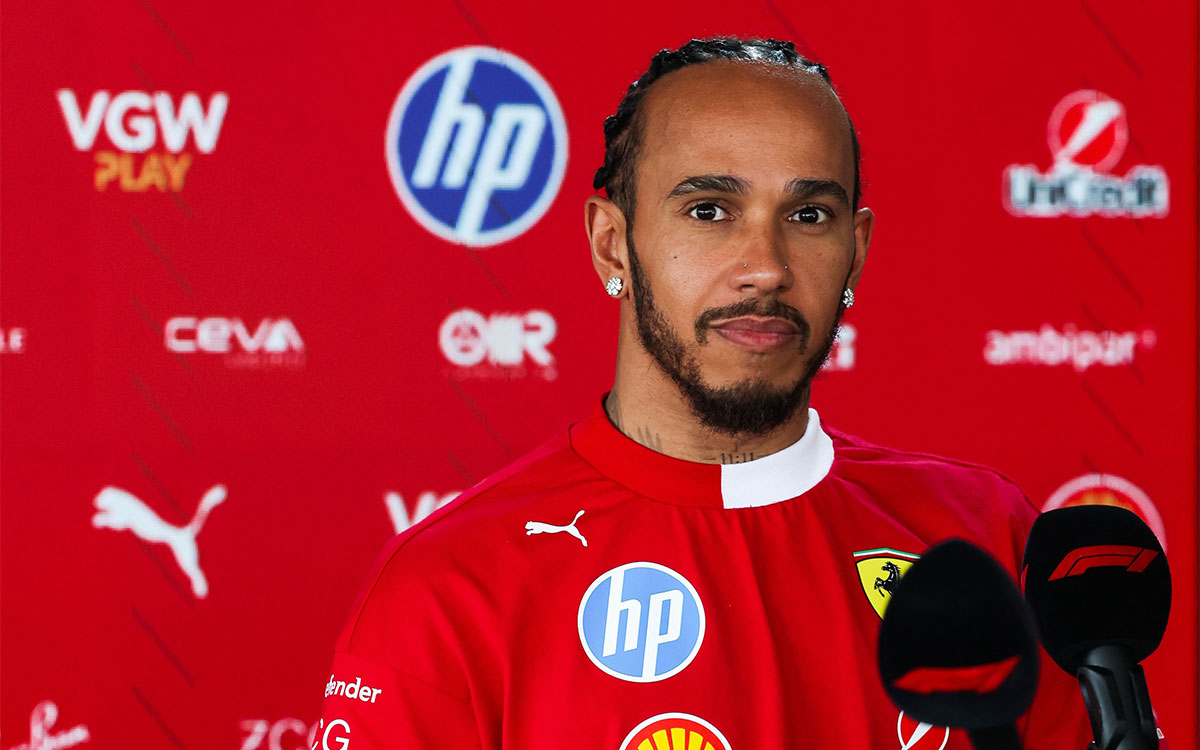 インタビューに応じるルイス・ハミルトン（フェラーリ）、2025年7月4日F1イギリスGP フリー走行