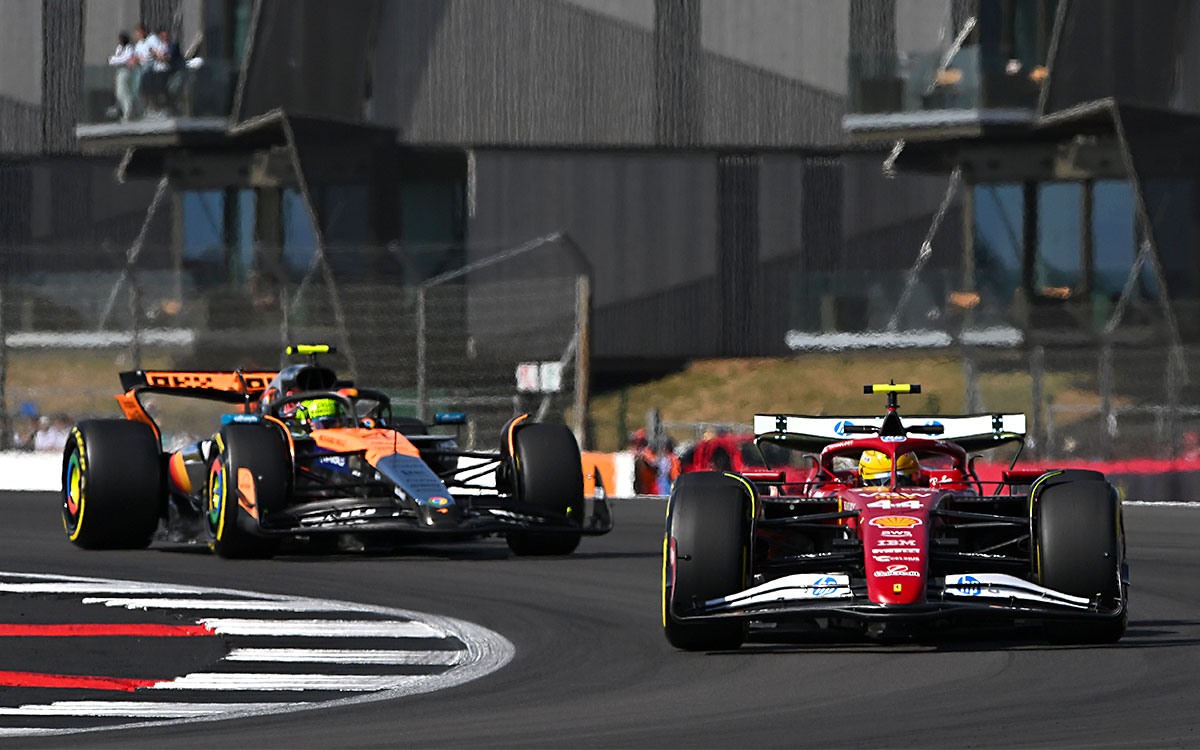 2025年F1第12戦イギリスGPの初日フリー走行でシルバーストン・サーキットを走行するルイス・ハミルトン(フェラーリ)とランド・ノリス(マクラーレン)二人のイギリス人ドライバー、2025年6月27日