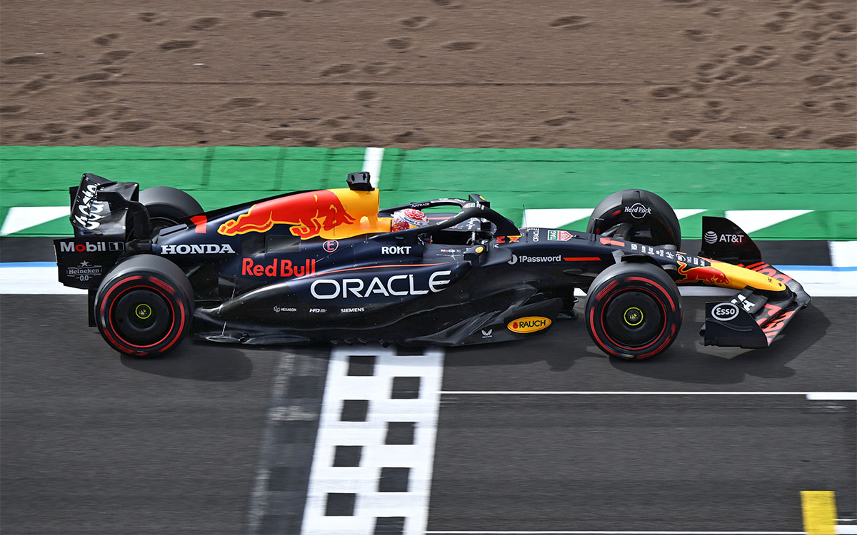 シルバーストン・サーキットのフィニッシュラインを越えるマックス・フェルスタッペン（レッドブル）、2025年7月4日F1イギリスGP フリー走行