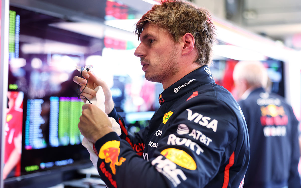 走行を終えてガレージで片付けをするマックス・フェルスタッペン(レッドブル)、2025年7月4日(金) F1イギリスGPフリー走行(シルバーストン・サーキット)