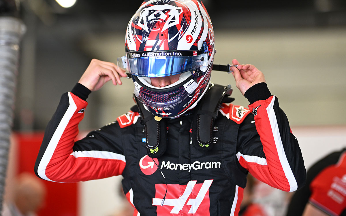 ガレージに立つオリバー・ベアマン(ハース)、2025年7月4日F1イギリスGP フリー走行