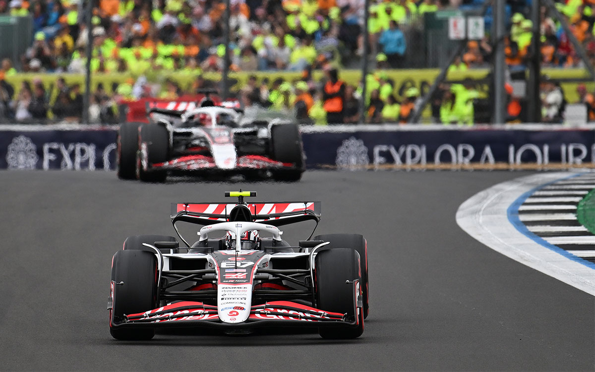 シルバーストン・サーキットを走行するオリバー・ベアマンとエステバン・オコンのハースVF-25、2025年7月5日(土) F1イギリスGP