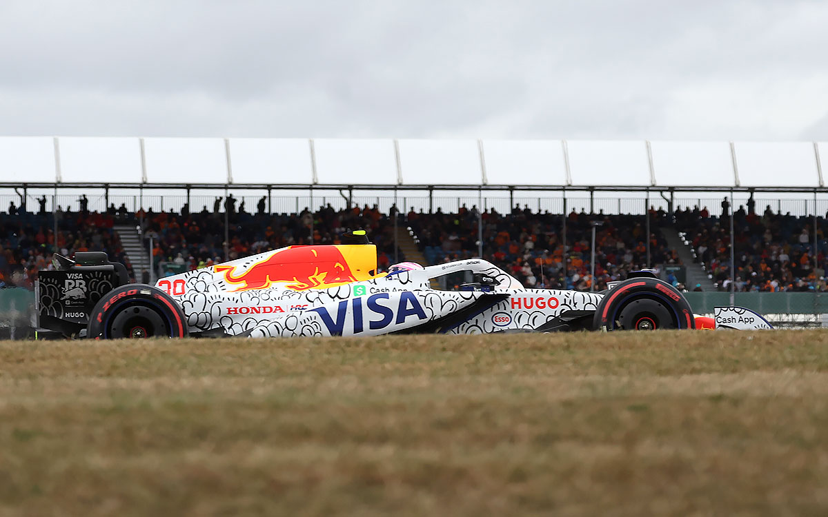 シルバーストン・サーキットを走行するリアム・ローソンのレーシング・ブルズVCARB 02、2025年7月5日(土) F1イギリスGP